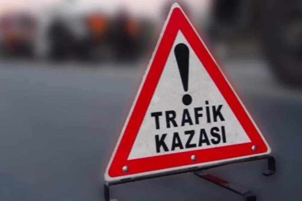 Pancar yüklü tır, tuz yüklü tıra çarptı: 2 yaralı