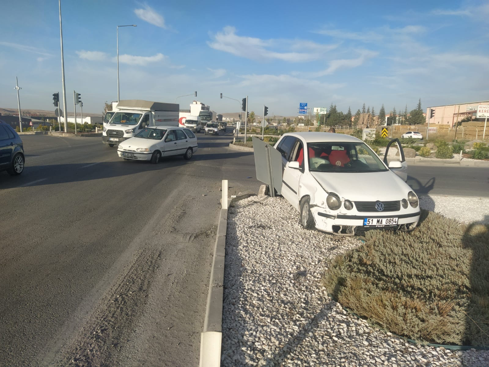 Niğde’de İki Otomobil Çarpıştı: 2 Yaralı