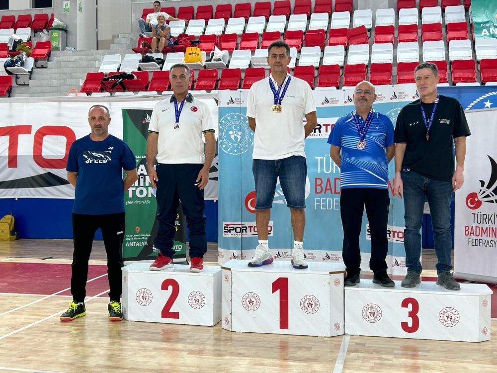 Badminton Sporcusu Öğretim Üyesinden İki Altın Madalya Başarısı