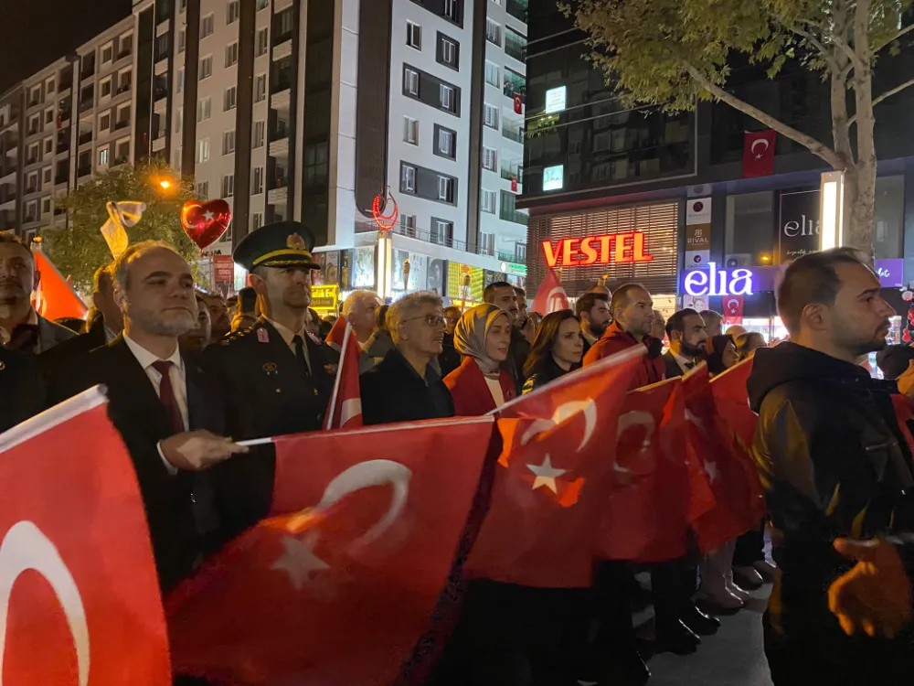 NİĞDE’DE CUMHURİYET’İN 101 YILI COŞKUYLA KUTLANDI BİNLERCE KİŞİ FENER ALAYINDA BULUŞTU