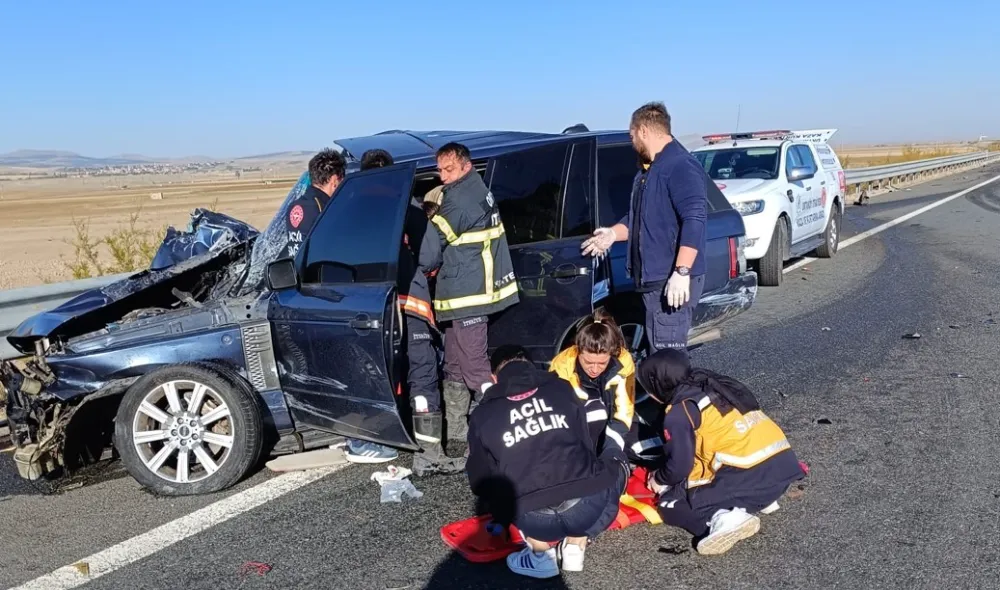 NİĞDE-ANKARA OTOYOLUNDA CİP İLE KAMYONET ÇARPIŞTI: 3 YARALI