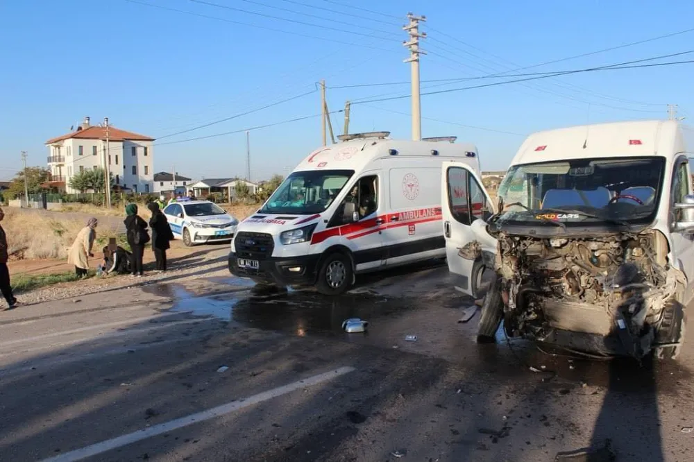 TIR ÖĞRENCİ SERVİSİNE ÇARPTI 11 YARALI 