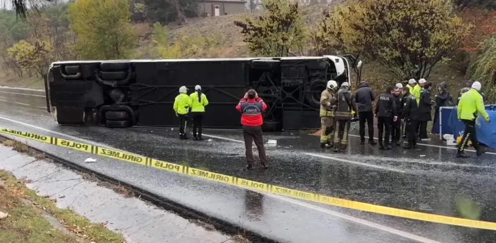 YOLCU OTOBÜSÜ DEVRİLDİ 2 ÖLÜ 15 YARALI!