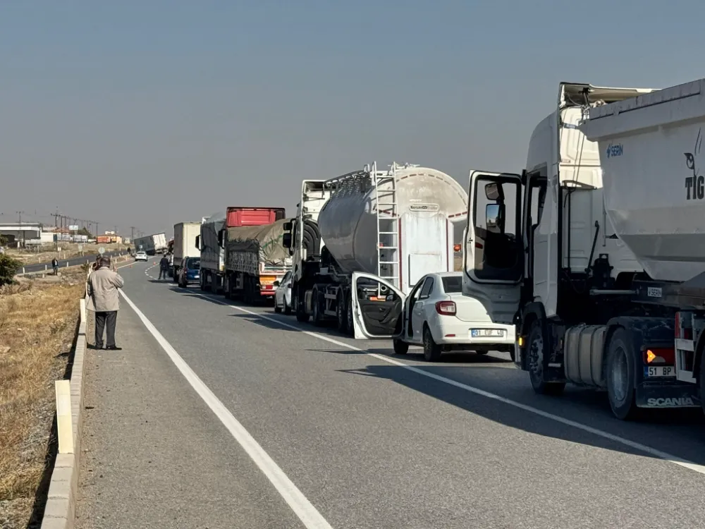 NİĞDE KAYSERİ KARAYOLU TIR KAZASI NEDENİYLE TRAFİĞE KAPANDI