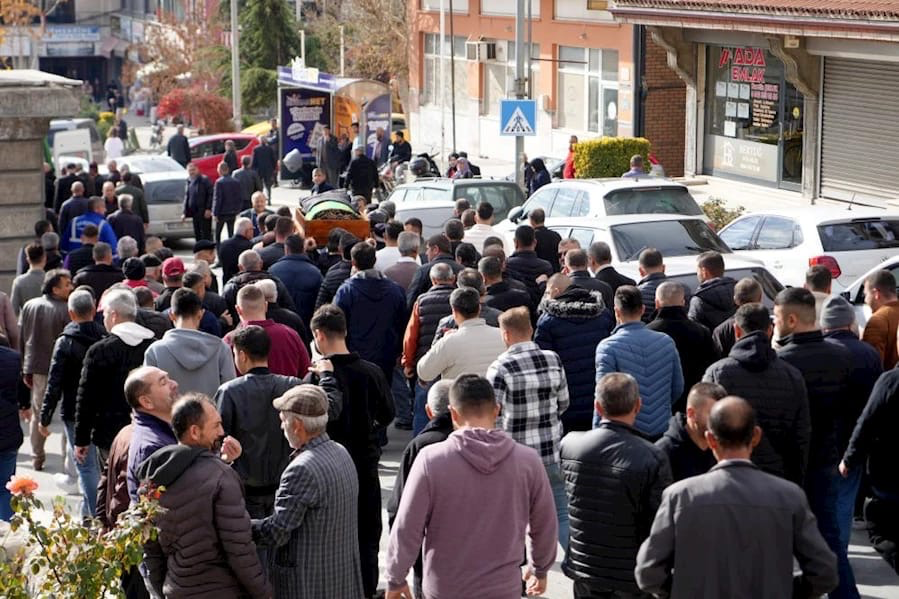 Niğde’de sevgilisiyle kiraladığı evde ölü bulunan adam defnedildi