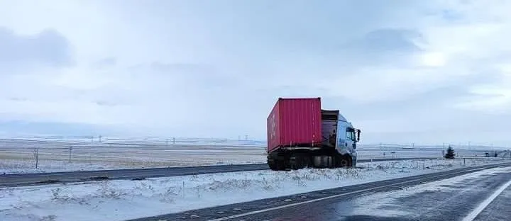 Niğde-Kayseri Yolunda Tır Makas Attı