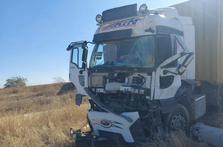 Niğde-Kayseri Yolunda Kaza TIR Elektrik Direğini Yıktı