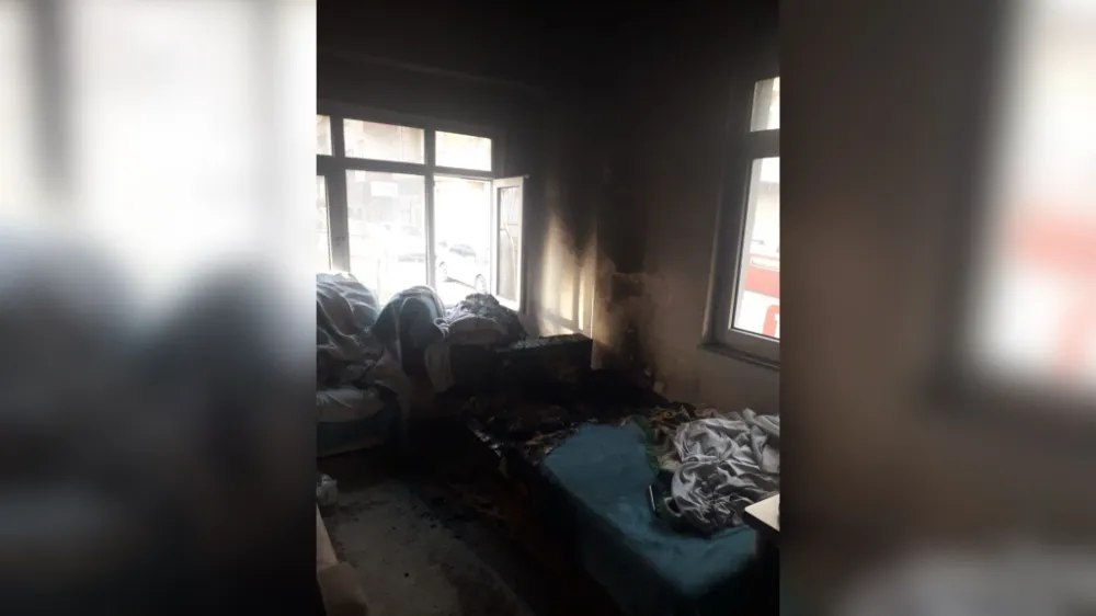 Şarj aleti evi yaktı