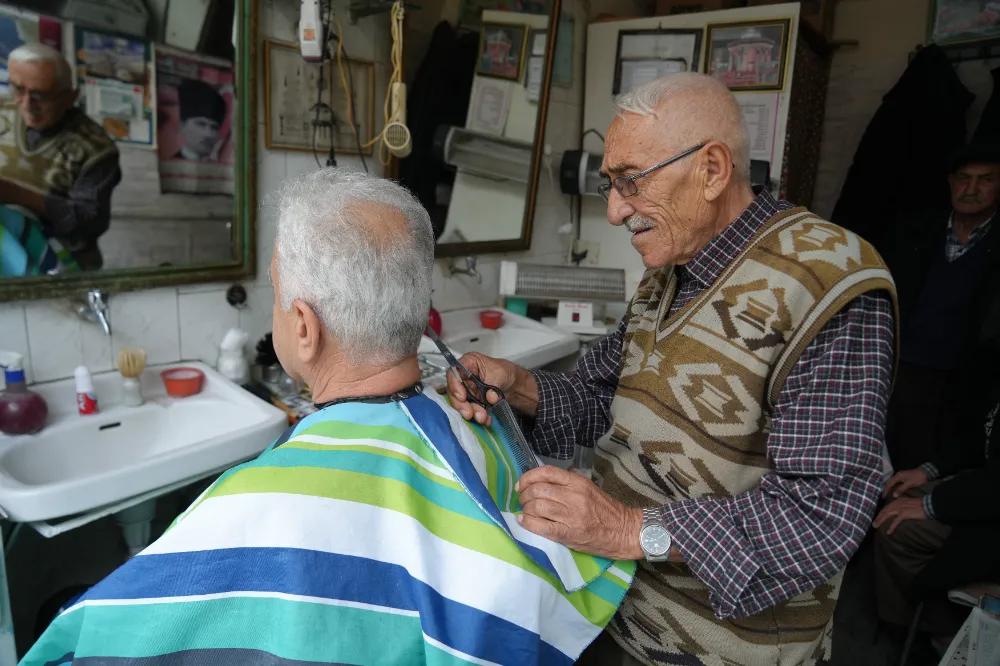 TEKNOLOJİYE ALDIRIŞ ETMEYEN BERBER