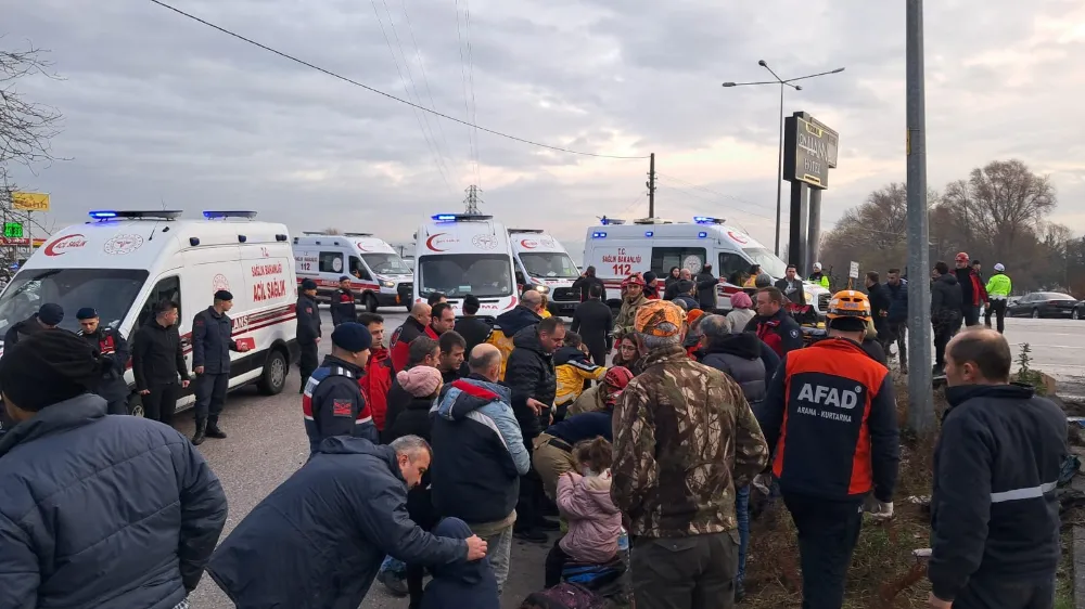 Okul servisi ile tır çarpıştı... 8 öğrencinin durumu ağır 