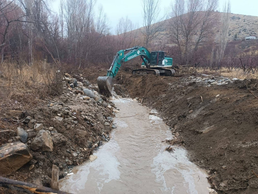 DSİ’den Niğde Çamardı’da Dere Yatağı Islah Çalışmaları