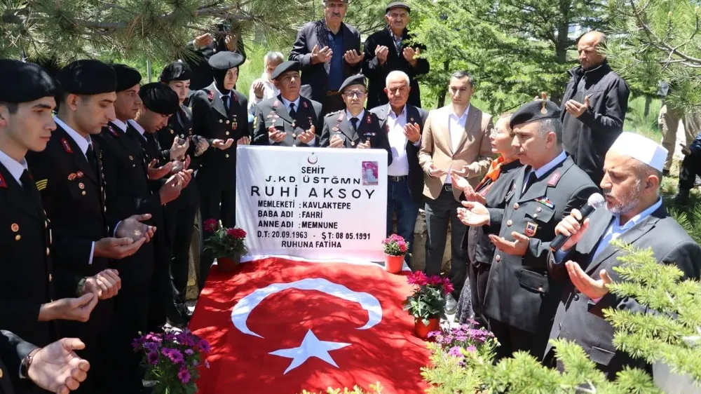 Şehit Üsteğmen Ruhi Aksoy mezarı başında anıldı