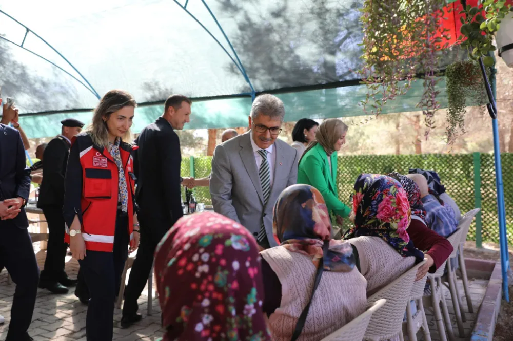 Vali Çelik’ten huzurevi ve çocuk evleri sakinlerine bayram ziyareti