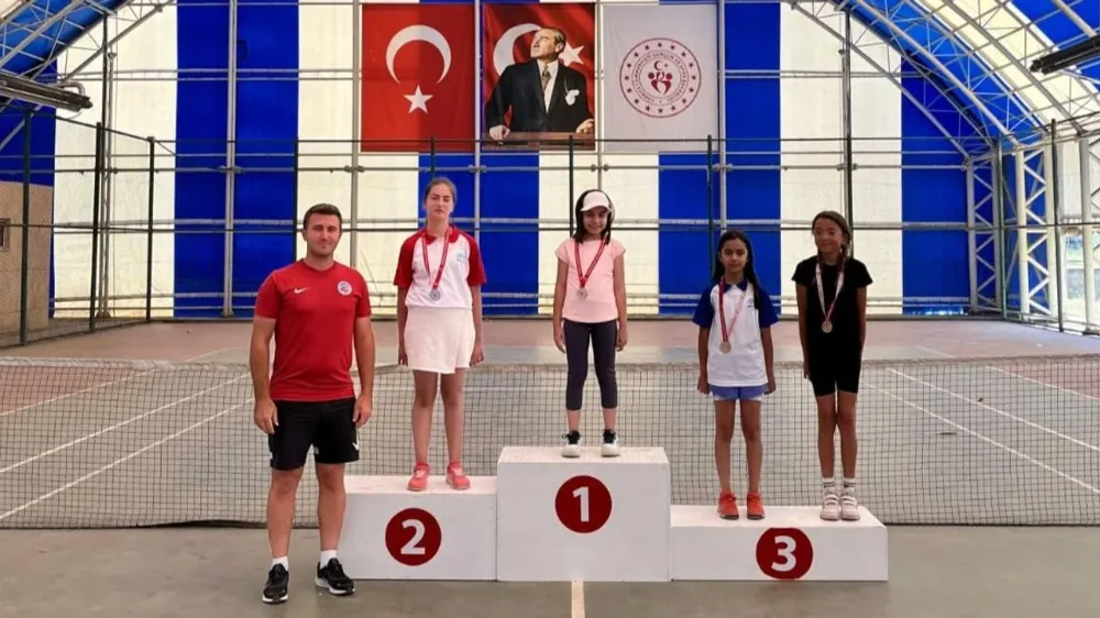 Niğde’ye Tenis Turnuvasında Şampiyonluk