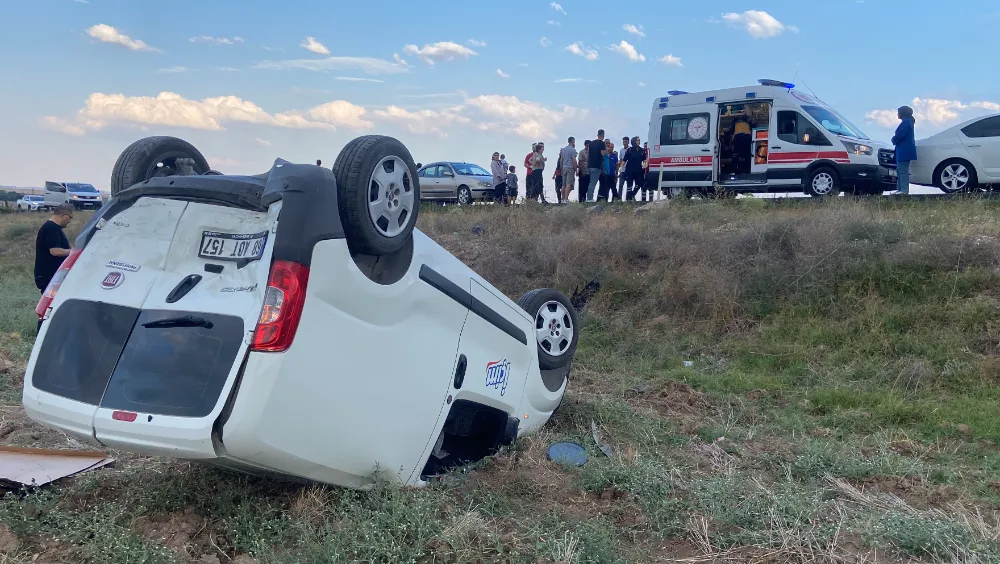 Otomobilin arkadan çarptığı hafif ticari araç takla atarak şarampole uçtu: 3 yaralı