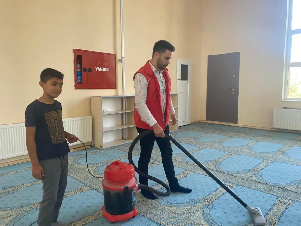 Gönüllü gençler cami temizliği yaptı