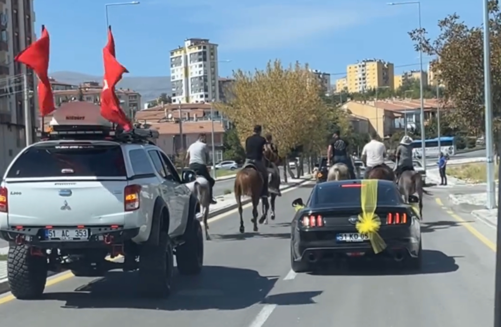 Niğde’de Eşsiz Bir Düğün Konvoyu: Atlar ve Off-road Araçları Bir Arada