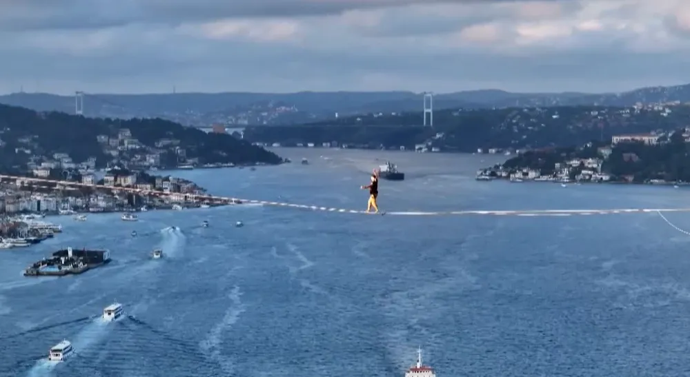 Red Bull atletlerinden Jaan Roose, İstanbul’da Asya kıtasından Avrupa kıtasına ip üstünde yürüyerek geçti.