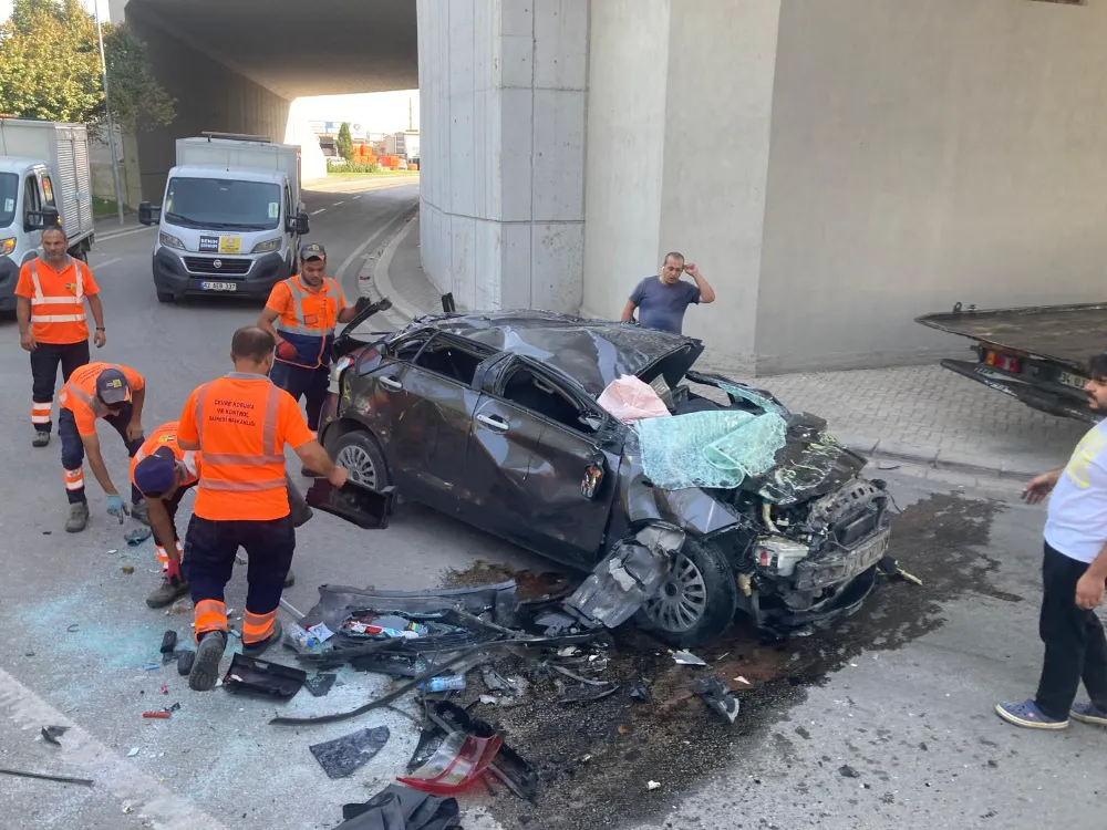 Üst geçitten düşen otomobilin sürücüsü yaşamını yitirdi