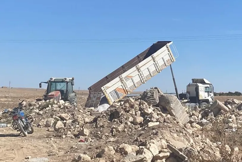 Damperi yüksek gerilim hattına temas eden kamyonun sürücüsü öldü