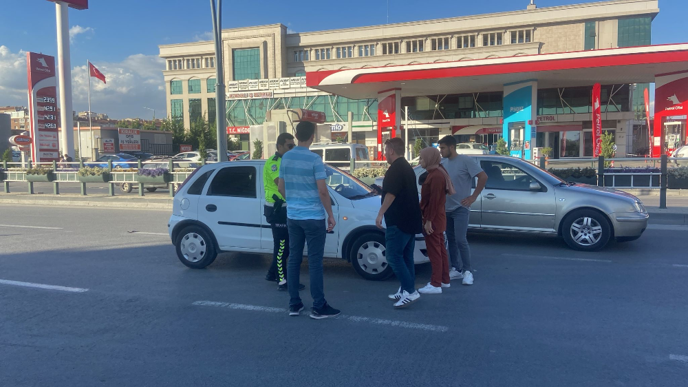 Niğde Merkez’de Maddi Hasarlı Trafik Kazası: Trafik Aksadı