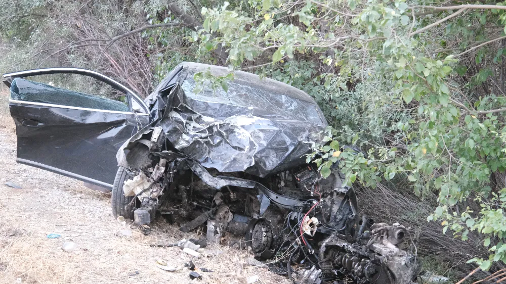 Şarampole devrilen otomobildeki 1 kişi öldü, 1 kişi yaralandı