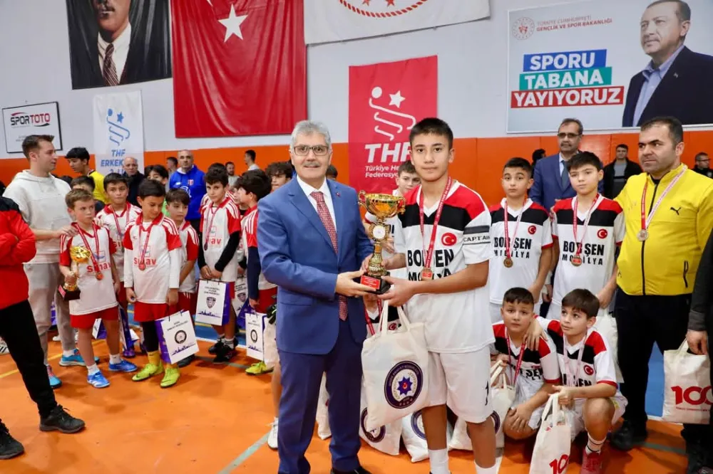 FUTSAL TURNUVASINDA DERECEYE GİREN ÖĞRENCİLERE ÖDÜL