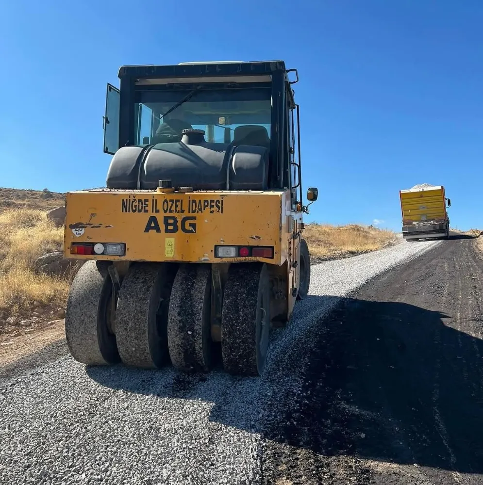 ÇİFTLİK İLÇESİ ÇARDAK KÖYÜ’NDE YOL ÇALIŞMALARI DEVAM EDİYOR