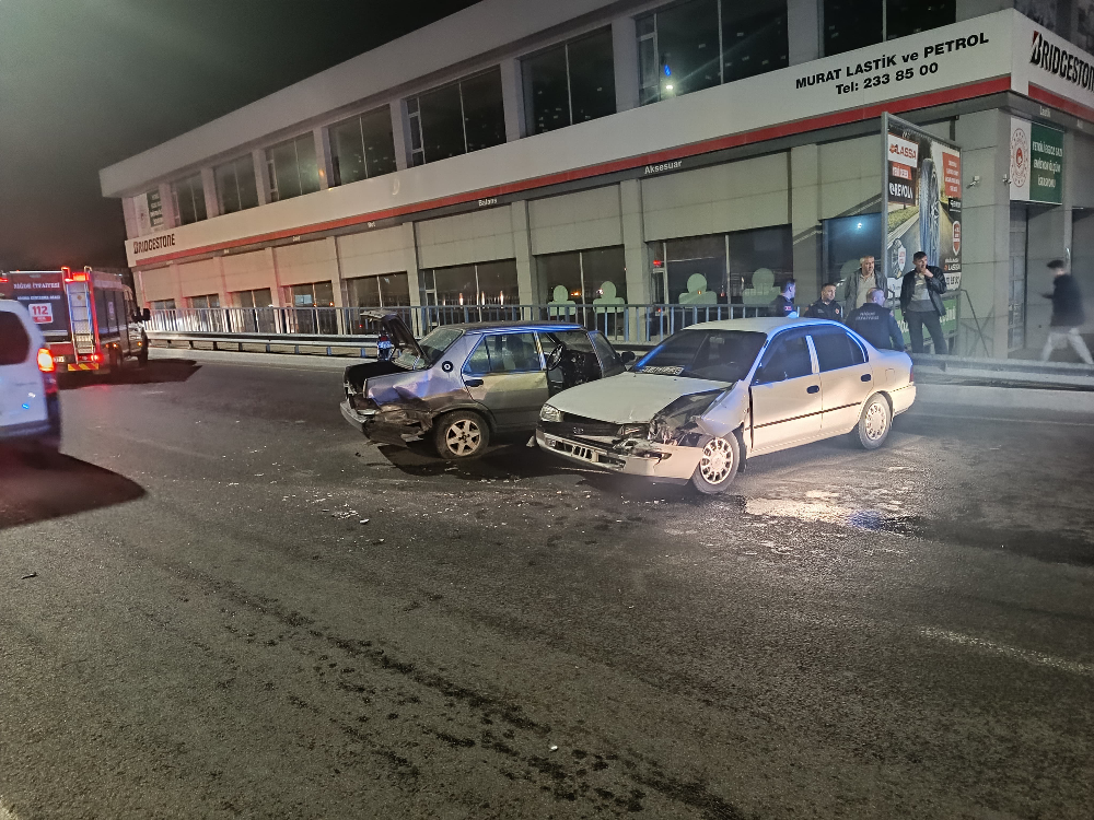 NİĞDE’DE KAZA ARAÇLAR HURDAYA DÖNDÜ
