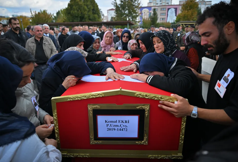 CEZAEVİ FİRARİSİNİN ŞEHİT ETTİĞİ UZMAN ÇAVUŞ EKRİ SON YOLCULUĞUNA UĞURLANDI