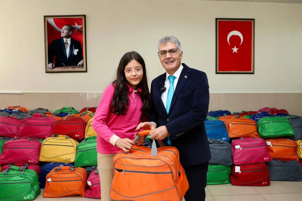 AYHAN ŞAHENK VAKFI’NDAN NİĞDE’DE ÖĞRENCİLERE CUMHURİYET HEDİYESİ