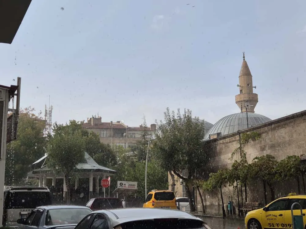 NİĞDE’DE SONBAHAR YAĞMURU ETKİLİ OLDU