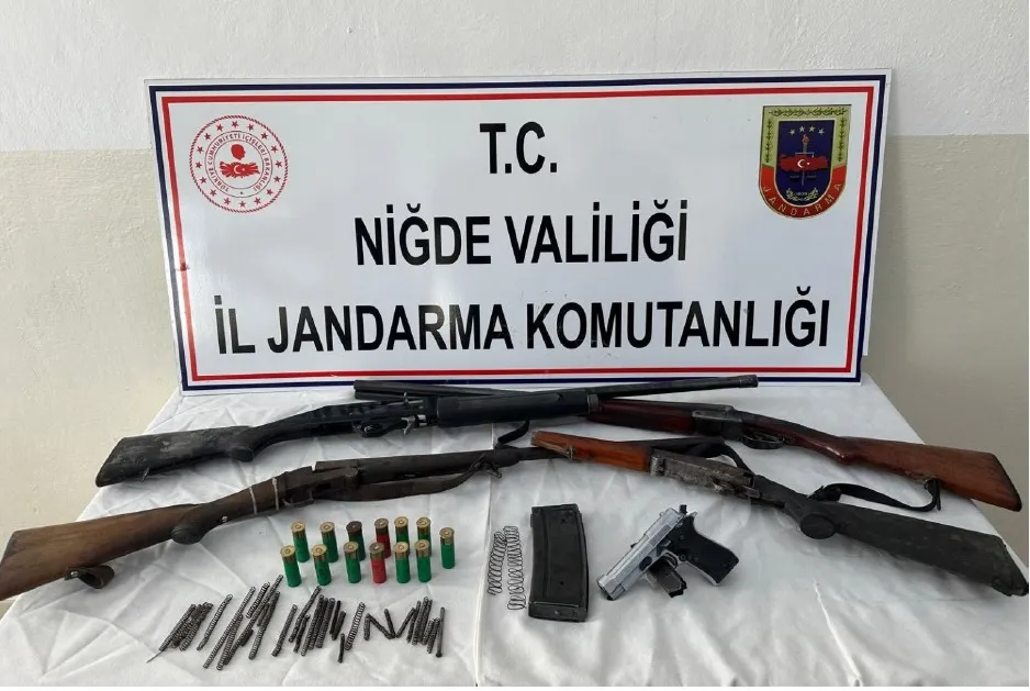 NİĞDE’DE EVLERE SİLAH BASKINI