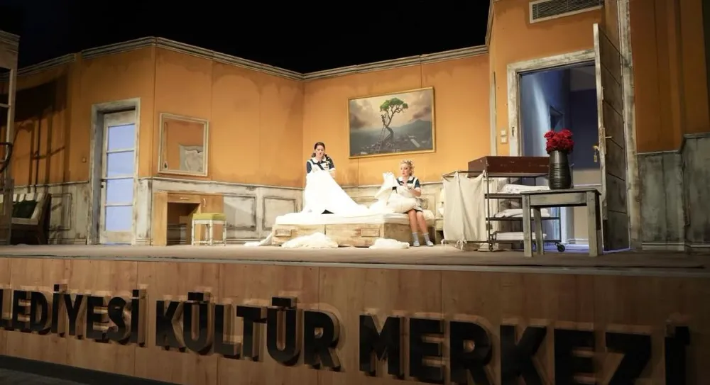 “KAHVALTI DAHİL” TİYATROSU NİĞDE’DE SAHNE ALDI