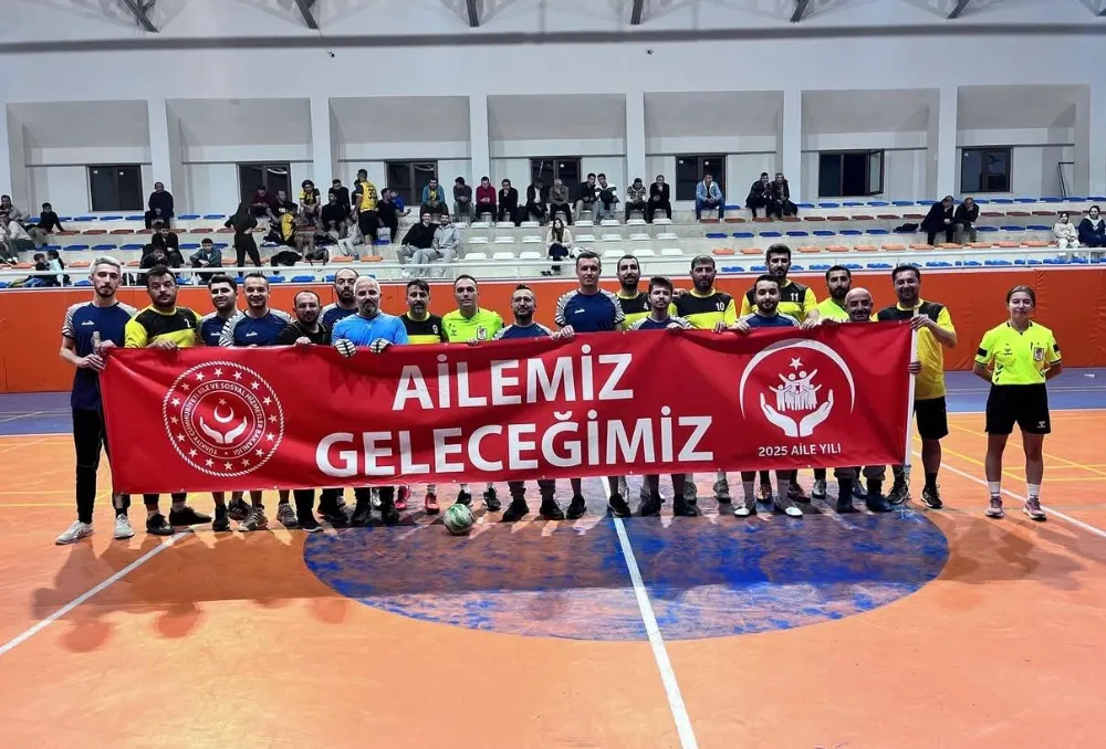 “AİLEMİZ GELECEĞİMİZ” PANKARTIYLA SAHAYA ÇIKTILAR