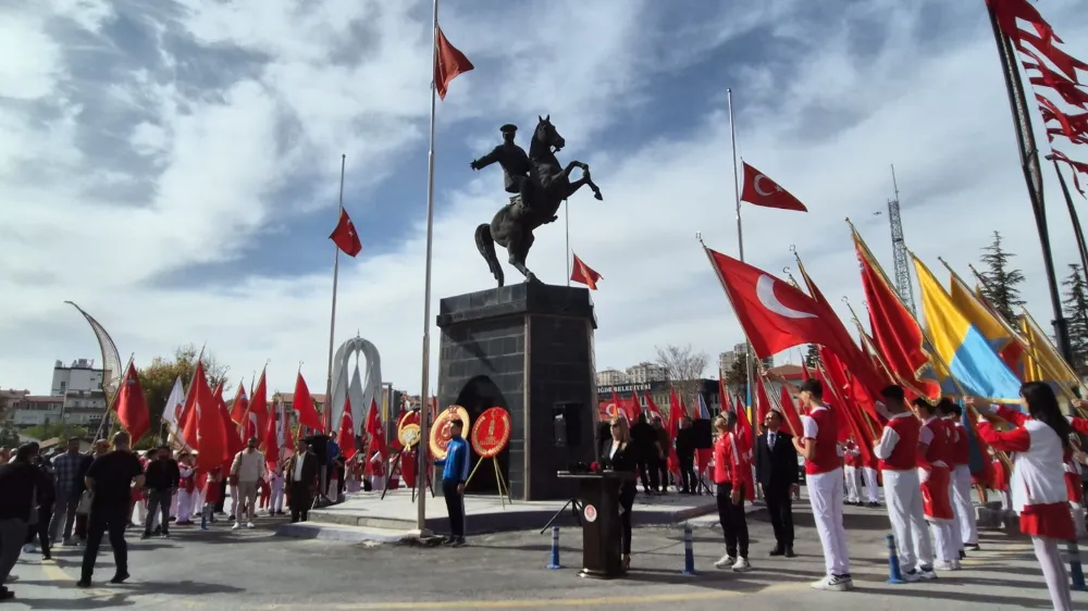 NİĞDE’DE CUMHURİYET’İN 102. YILI ÇELENK TÖRENİYLE BAŞLADI ( VİDEO HABER)