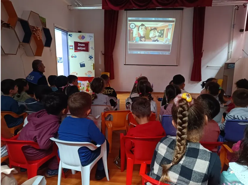 NİĞDE’DE ÇOCUKLARA AKRAN ZORBALIĞI VE TRAFİK EĞİTİMİ