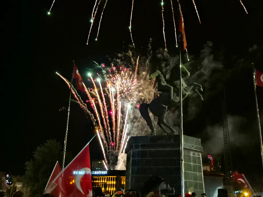 102 YILLIK CUMHURİYET, NİĞDE’DE FENER ALAYIYLA KUTLANDI