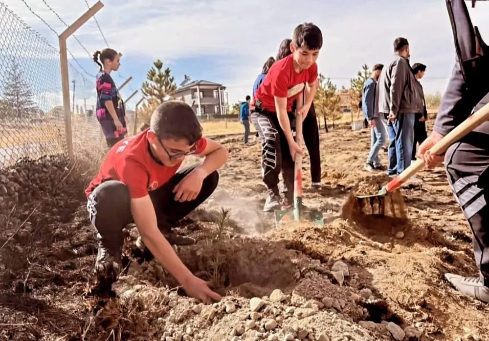 ULUKIŞLA’DA CUMHURİYETİN 102. YILI ANISINA 102 FİDAN TOPRAKLA BULUŞTU