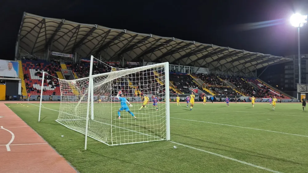 NİĞDE BELEDİYESPOR, OSMANİYESPOR KARŞISINDA 1-0 ÖNE GEÇTİ - GOL ANI!