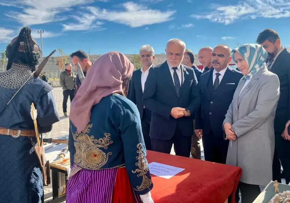 GENÇLER SOSYALFEST’TE BİLİMSEL ÇALIŞMALARINI SERGİLEDİ