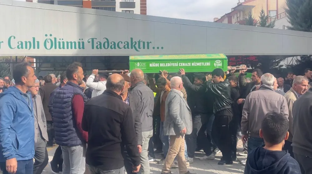 NİĞDE’DE TRAFİK KAZASINDA HAYATINI KAYBEDEN GENÇLER SON YOLCULUKLARINA UĞURLANDI