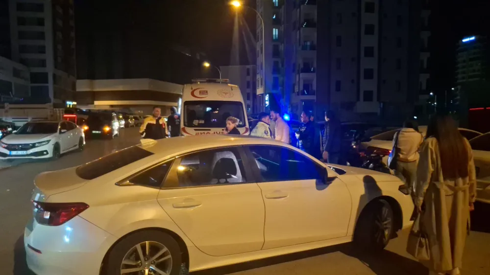 NİĞDE’DE MOTOSİKLET İLE OTOMOBİL ÇARPIŞTI: 1 YARALI