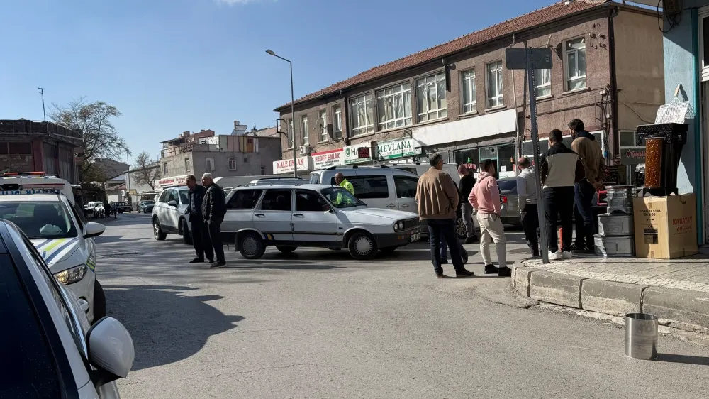 NİĞDE’DE TOROS ARAÇ YAYAYA ÇARPTI: 1 YARALI