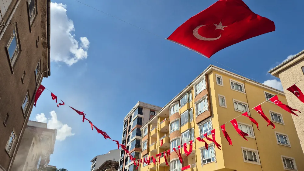 NİĞDELİ ŞEHİDİN BABA OCAĞINA TÜRK BAYRAĞI ASILDI