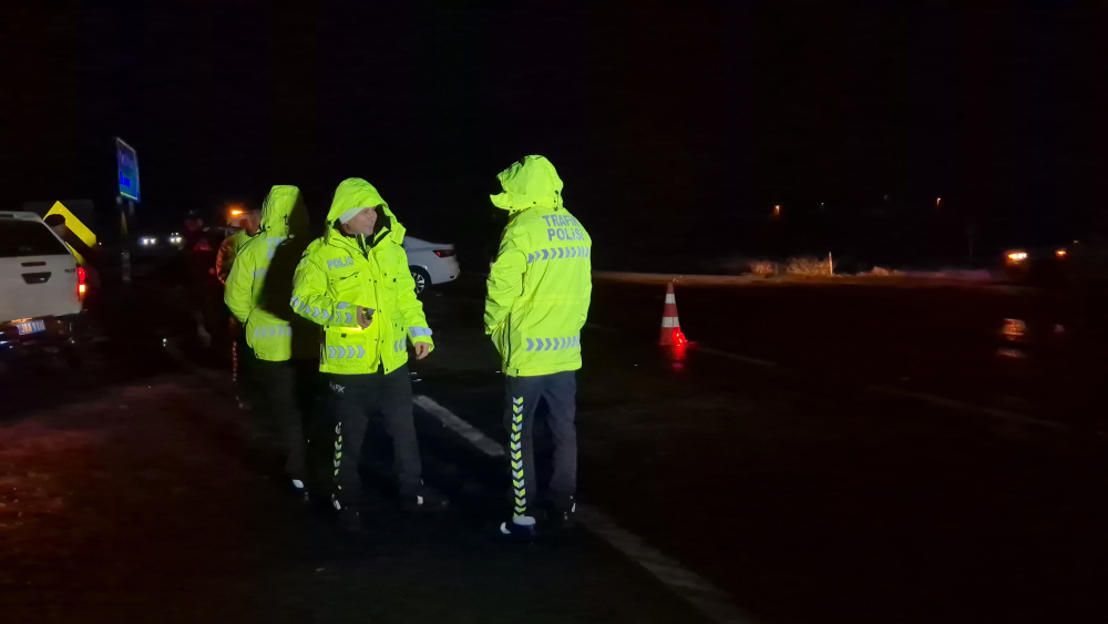 FECİ KAZADA 3 KİŞİ KALDIRILDIĞI HASTANEDE YAŞAMINI YİTİRDİ