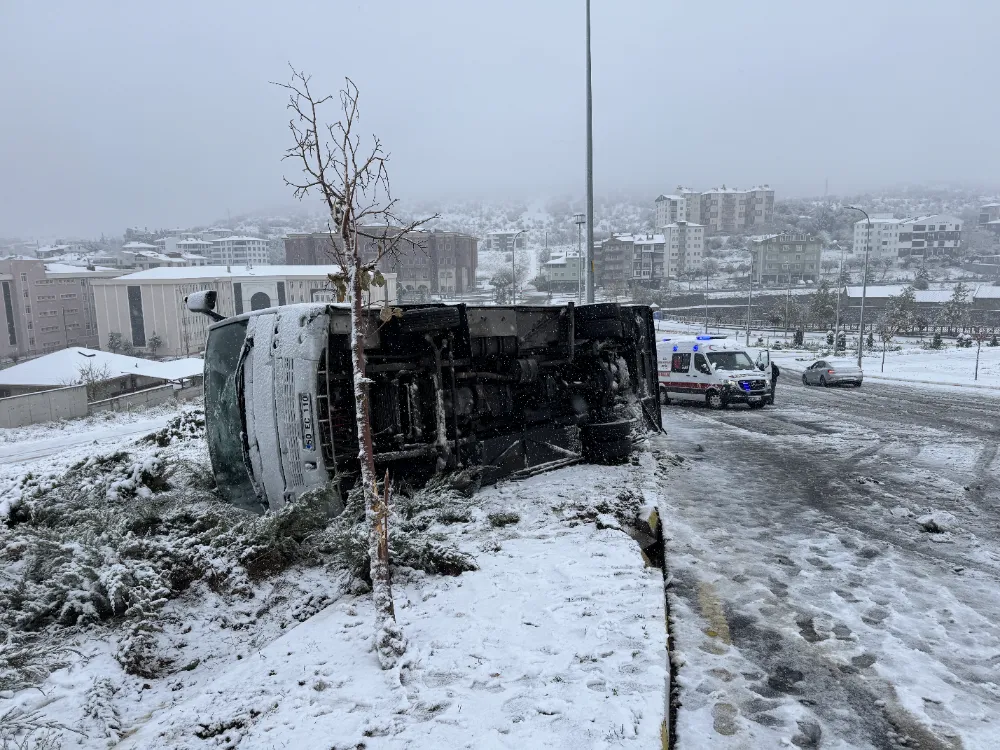 NEVŞEHİR’DE İŞÇİ SERVİSİ DEVRİLDİ: 14 YARALI