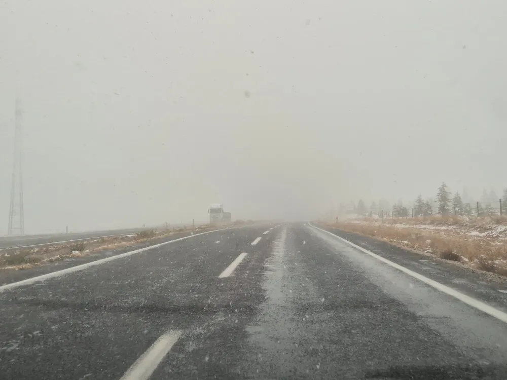 NİĞDE’DE KAR VE SİS SÜRÜCÜLERE ZOR ANLAR YAŞATTI