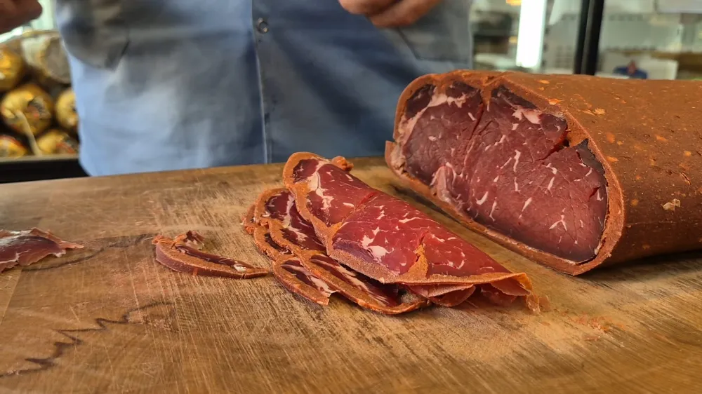 NİĞDE’DE YAŞANAN ZEHİRLENME OLAYININ ARDINDAN PASTIRMA TÜKETİMİNE DAİR UYARILAR (VİDEO HABER)