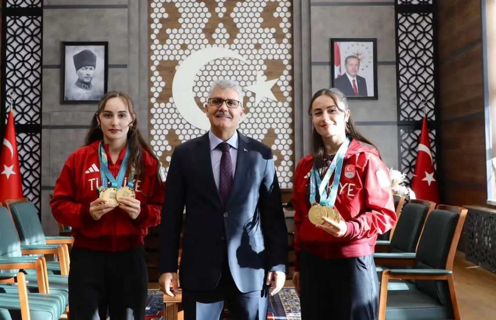 NİĞDELİ ŞAMPİYON KARDEŞLER CANSEL VE AYSEL ÖZKAN VALİ ÇELİK’İ ZİYARET ETTİ